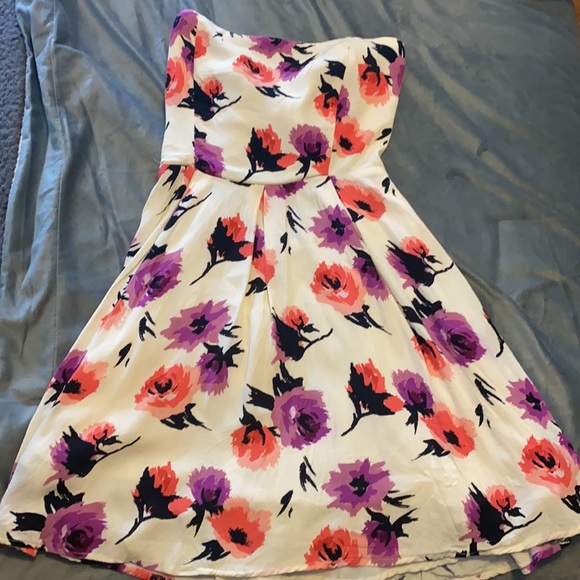 Short floral strapless dress with an open back - Picture 7 of 8